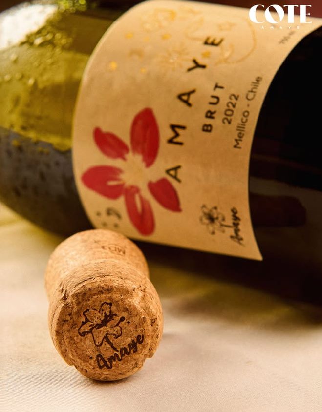 Botella de espumante Amaye Brut 2022 de Mellico, Chile, con su corcho