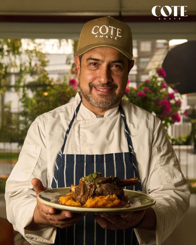 Martín con gorra Coté Amaye presentando un cordero sobre puré
