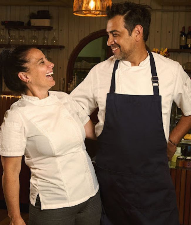 Cote y Martín riendo juntos en el restaurante