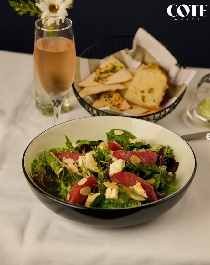 Ensalada de membrillo con gorgonzola junto a una copa de espumante rosé