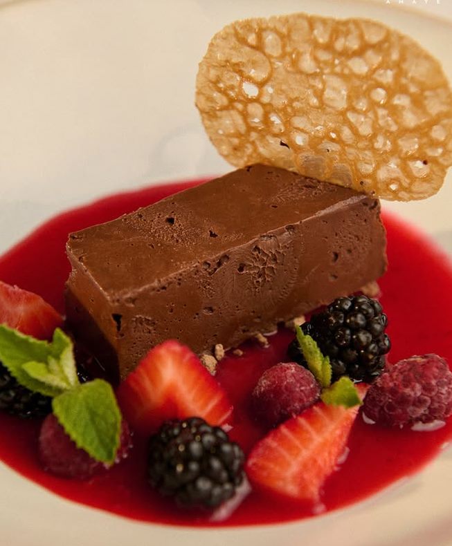 Marquesa de chocolate belga con berries frescos y teja crujiente