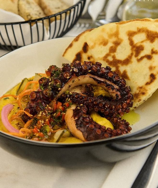 Pulpo a la parrilla con pan de la casa y chimichurri
