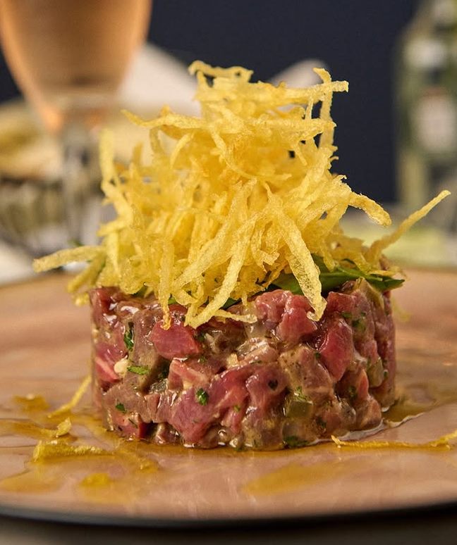 Tártaro de filete Angus coronado con papas hilo crujientes