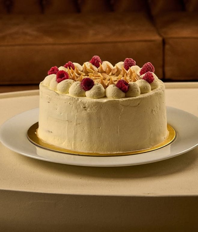 Torta de crema entera sobre plato dorado en el salón del restaurante